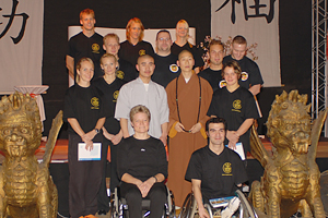Athleten des Teams und die Shaolin-Mönche